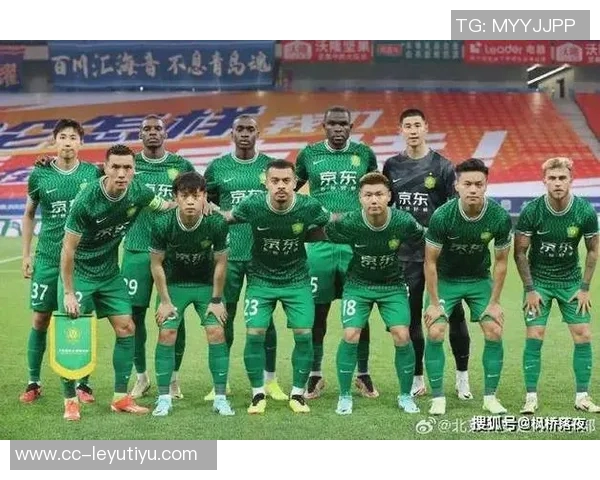 北京国安主场赛后邀请球迷家庭与队员亲密合影共度美好时光