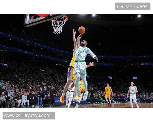 杰伦布朗次节火力全开狂砍18分半场14投9中斩获22分助攻与抢断表现出色