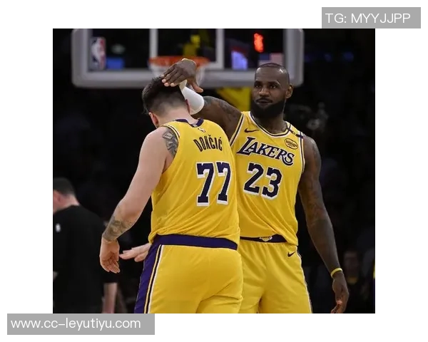 詹姆斯在大将军节目中假装受伤引发续约合同争议湖人态度成焦点